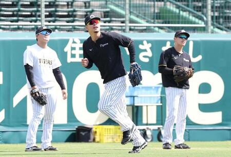 左翼で守備練習する佐藤輝（中央）＝撮影・西田忠信