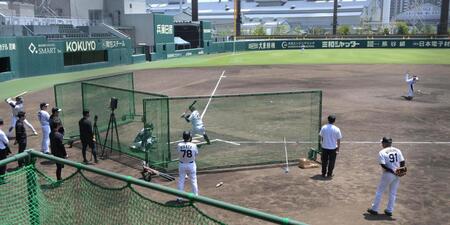 平田監督らが見守る中、二度目のライブＢＰに登板した下村（撮影・金居みつよし）