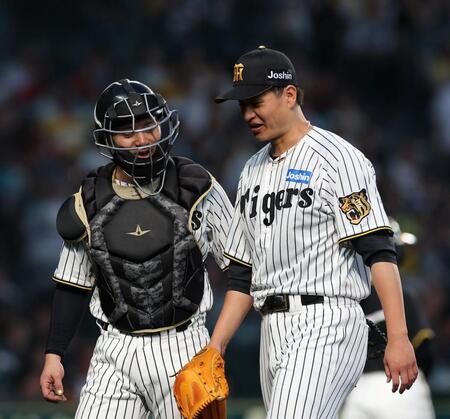 ４回に先制を許し、坂本（左）とベンチに戻る大竹（撮影・西田忠信）