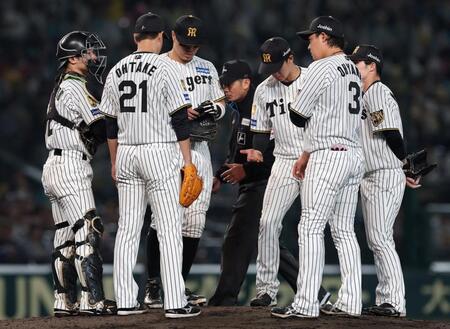 ６回、マウンドに集まる阪神ナイン（撮影・西田忠信）