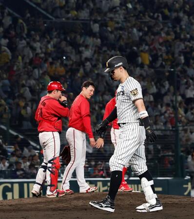 ９回阪神２死二塁、阪神・佐藤輝明が中飛に倒れ試合終了＝甲子園（撮影・西田忠信）