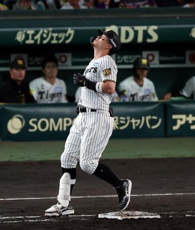 ７回、一塁ゴロに倒れ天を仰ぐ佐藤輝（撮影・山口登）