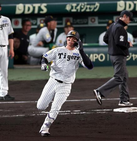 ６回、中飛に倒れる森下（撮影・山口登）