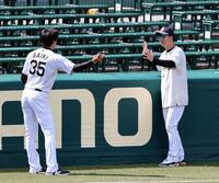 才木（左）にアドバイスする藤川監督（撮影・山口登）