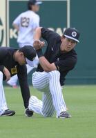 ストレッチをする立石（撮影・金居みつよし）