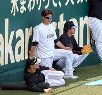フェンス際でストレッチする大竹（中央）＝撮影・山口登