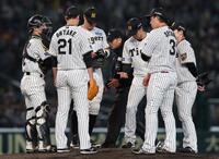 ６回、マウンドに集まる阪神ナイン（撮影・西田忠信）