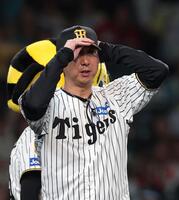 広島に完封負けを喫し、グラウンドを引き揚げる藤川監督（撮影・西田忠信）
