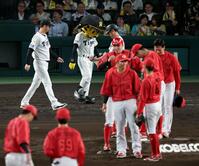 栗林に完封され、藤川監督（左）はベンチを出てあいさつに向かう（撮影・山口登）