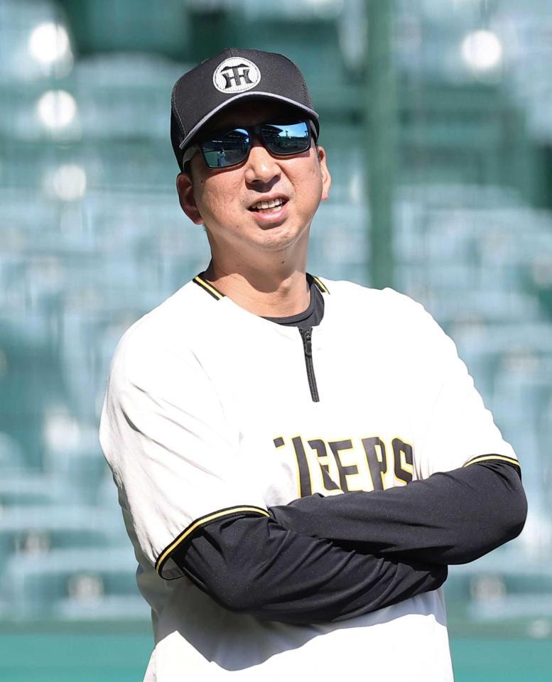 　練習を見守る藤川監督（撮影・西田忠信）