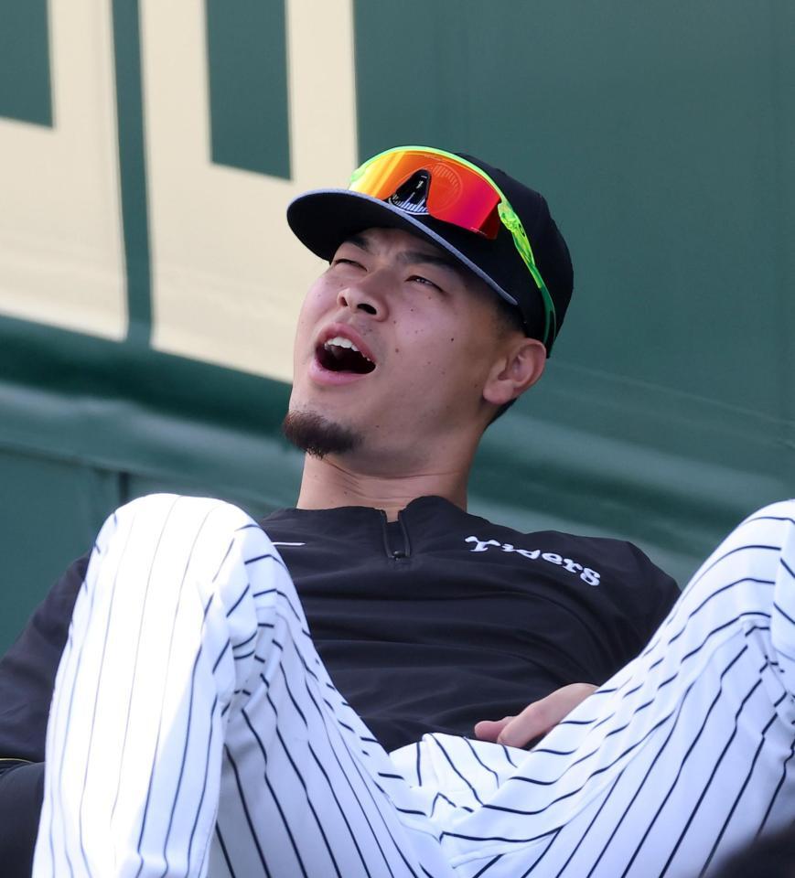 外野でストレッチをする佐藤輝（撮影・西田忠信）