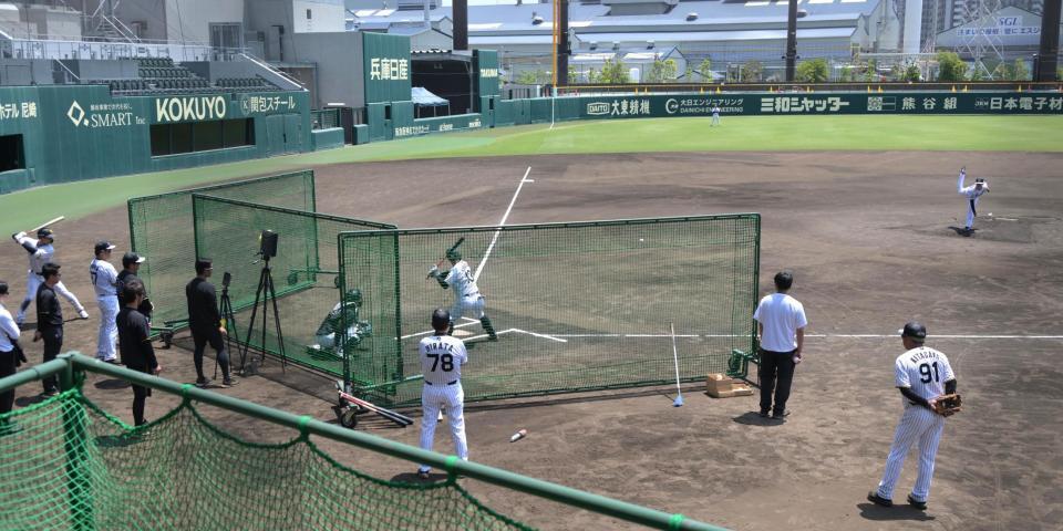 平田監督らが見守る中、二度目のライブＢＰに登板した下村（撮影・金居みつよし）