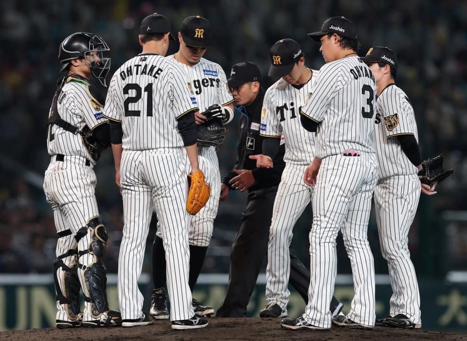 ６回、マウンドに集まる阪神ナイン（撮影・西田忠信）