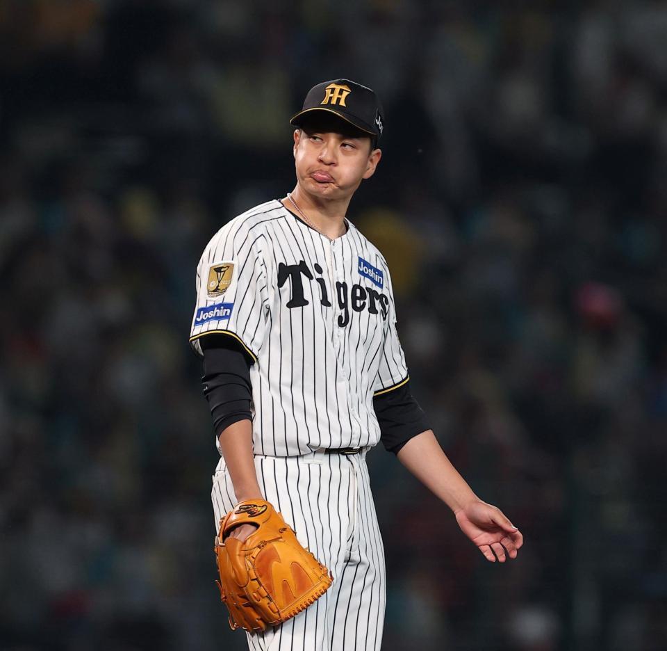 ６回、小園の適時打を許し厳しい表情の大竹（撮影・西田忠信）