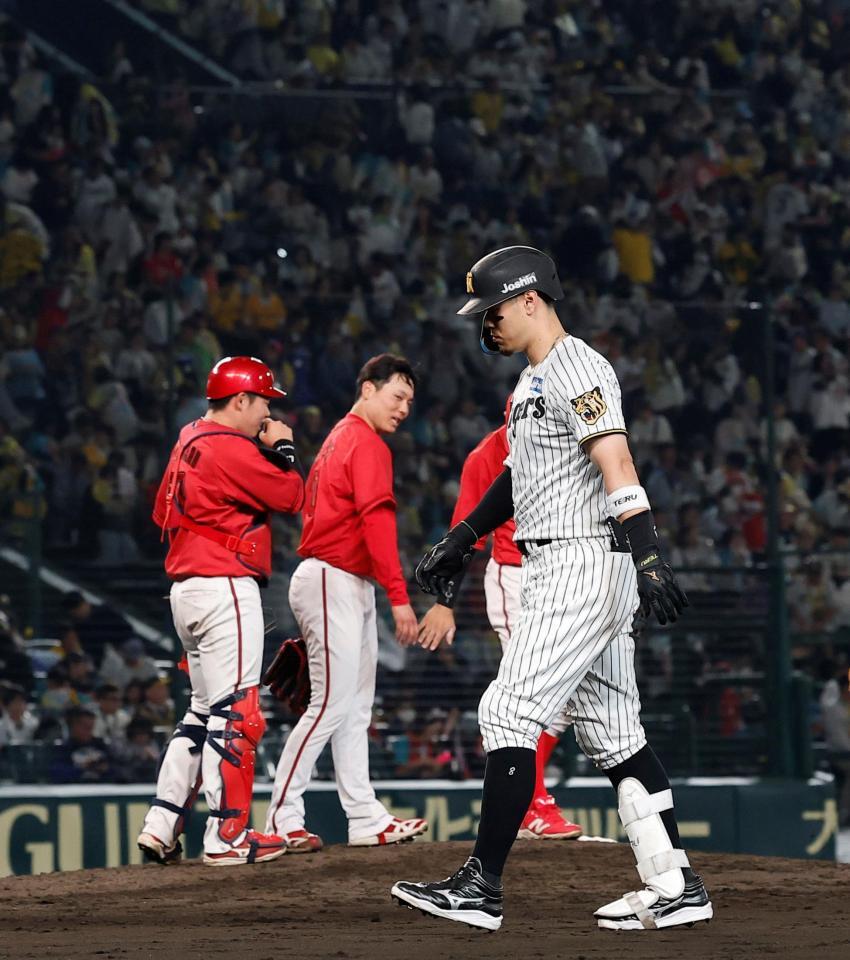 ９回阪神２死二塁、阪神・佐藤輝明が中飛に倒れ試合終了＝甲子園（撮影・西田忠信）