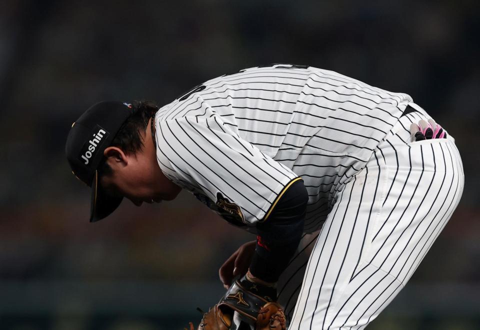 ６回、大盛の打球を失策する大山（撮影・西田忠信）
