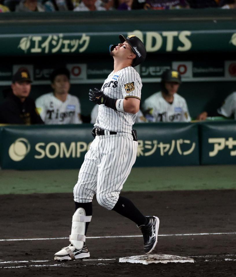 ７回、一塁ゴロに倒れ天を仰ぐ佐藤輝（撮影・山口登）