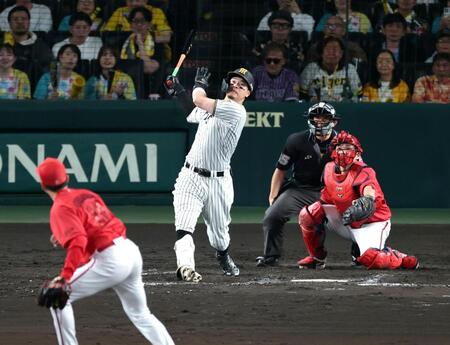 ９回、佐藤輝が中飛に倒れ試合終了する（撮影・山口登）