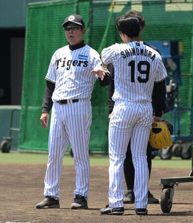 ライブＢＰでの投球を終えた下村にアドバイスする平田監督（左）＝撮影・金居みつよし