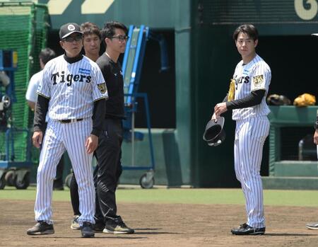 ライブＢＰでの投球を終えた下村にアドバイスする平田監督（左）＝撮影・金居みつよし