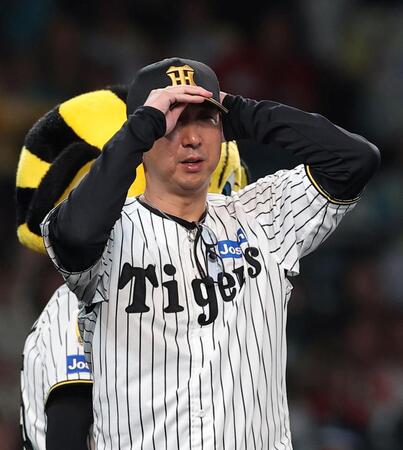 広島に完封負けを喫し、グラウンドを引き揚げる藤川監督（撮影・西田忠信）