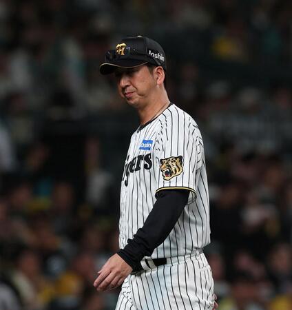 ７回を終え、投手交代を告げた藤川監督（撮影・西田忠信）