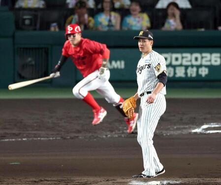 ６回、大竹は小園に適時打を許す（撮影・山口登）