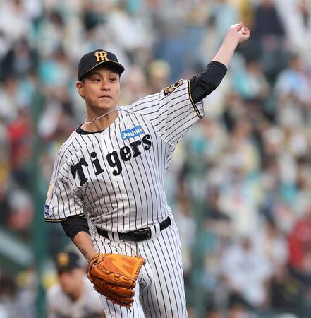 １回、一走の辰見にけん制をする大竹（撮影・西田忠信）