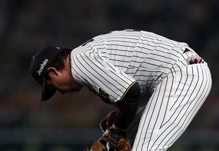 ６回、大盛の打球を失策する大山（撮影・西田忠信）