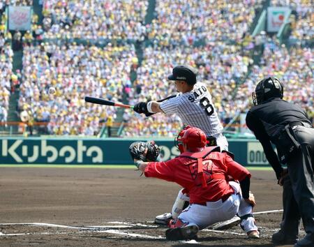 １回、右前に先制適時打を放つ佐藤輝（撮影・山口登）