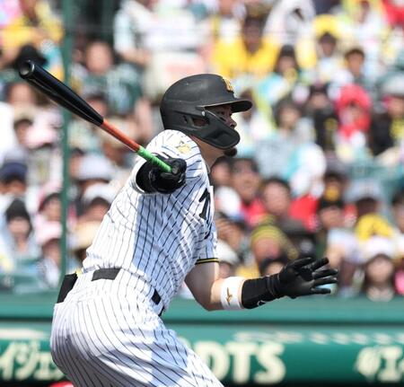 １回、先制適時打を放つ佐藤輝（撮影・西田忠信）