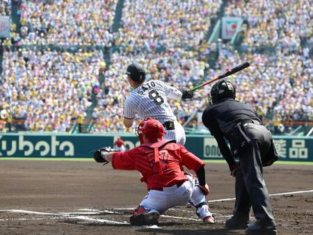 １回、右前に先制適時打を放つ佐藤輝（撮影・山口登）