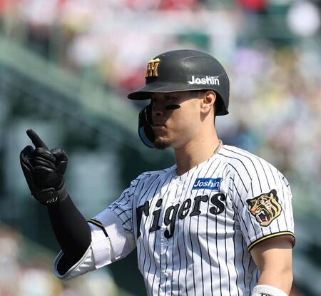 １回、先制打を放ちベンチを指さす佐藤輝（撮影・西田忠信）