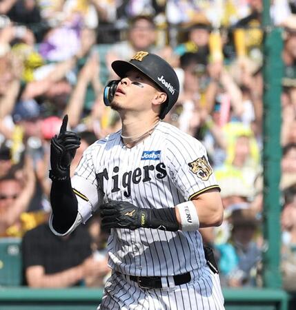 ４回阪神無死、ソロを放ち天を指さす佐藤（撮影・西田忠信）