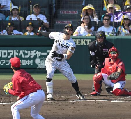 ４回、１１号ソロを放つ佐藤輝（撮影・飯室逸平）