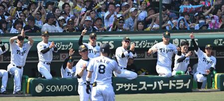 １回、先制に沸く阪神ナイン（撮影・飯室逸平）