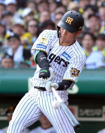 ７回、左前打を放つ高寺（撮影・山口登）
