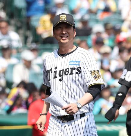メンバー表の交換を終えた藤川監督（撮影・西田忠信）