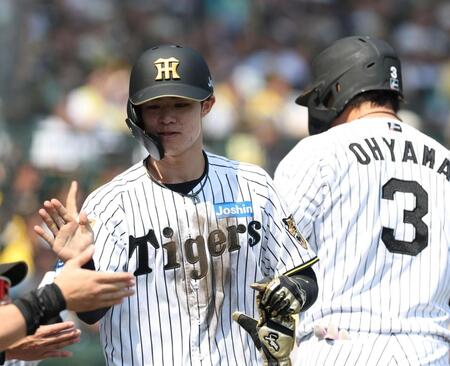 １回、大山（右）の犠飛で生還した中野（撮影・西田忠信）