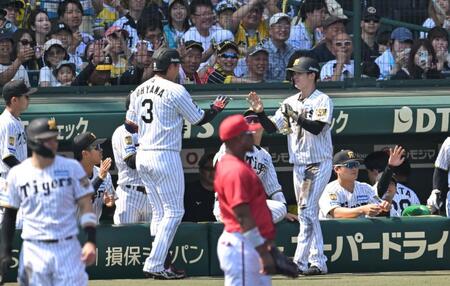 １回、大山（３）の犠飛で生還しナインとタッチを交わす中野（撮影・飯室逸平）