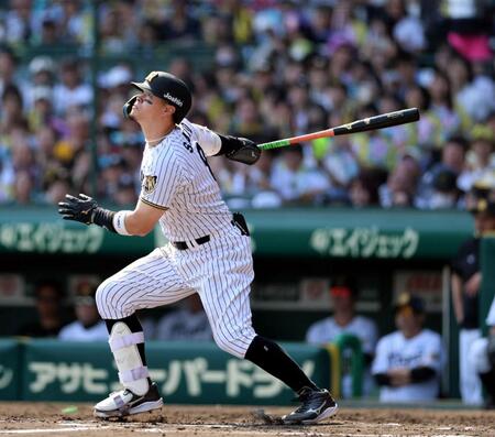 ４回、中越えにソロを放つ佐藤輝（撮影・山口登）
