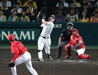９回、佐藤輝が中飛に倒れ試合終了する（撮影・山口登）