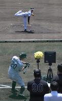 二度目のライブＢＰに登板。西を三振に仕留める下村（撮影・金居みつよし）