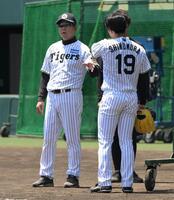 ライブＢＰでの投球を終えた下村にアドバイスする平田監督（左）＝撮影・金居みつよし