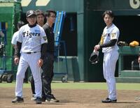 ライブＢＰでの投球を終えた下村にアドバイスする平田監督（左）＝撮影・金居みつよし