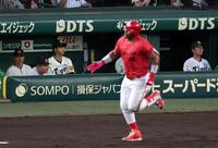 ４回、モンテロに先制を打たれグラウンドを見つめる藤川監督（中央左）＝撮影・山口登