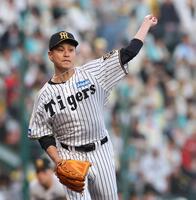 １回、一走の辰見にけん制をする大竹（撮影・西田忠信）