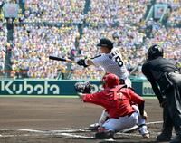 １回、右前に先制適時打を放つ佐藤輝（撮影・山口登）