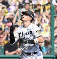 ４回阪神無死、ソロを放ち天を指さす佐藤（撮影・西田忠信）
