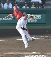 ６回、林の打球に飛びつく村上（撮影・飯室逸平）